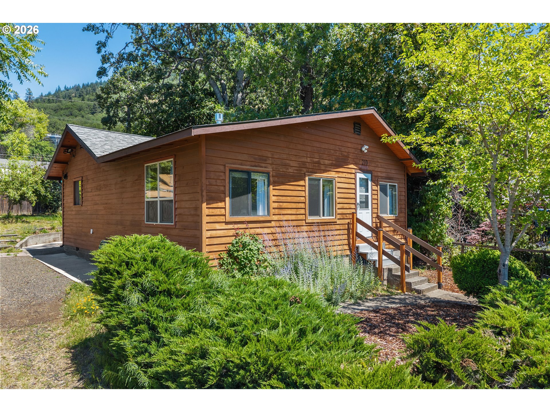 210 FRANKLIN ST, Bingen, WA 98605