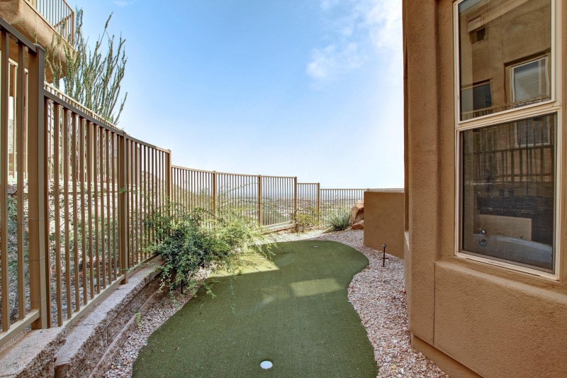 PUTTING GREEN