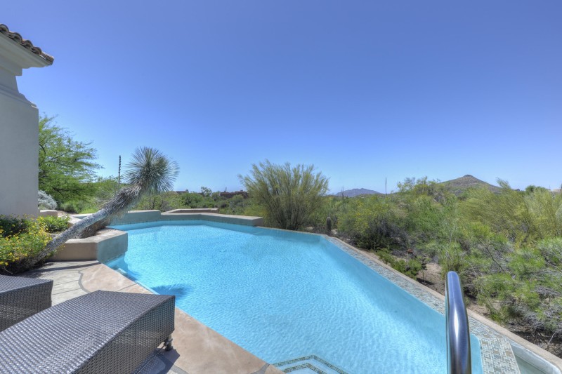 027_Pool Entry
