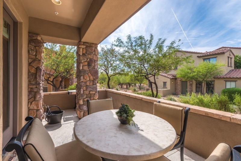 Encore - patio