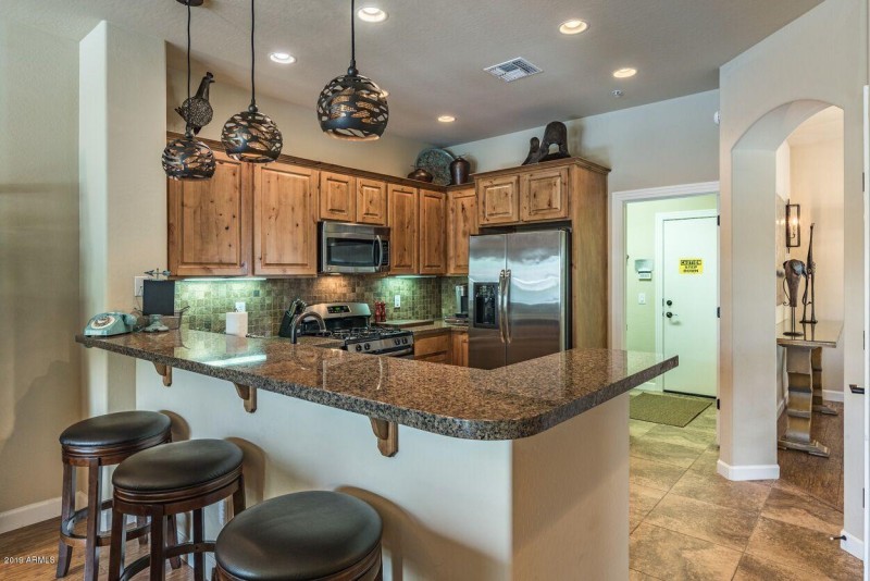 Encore - Kitchen breakfast bar