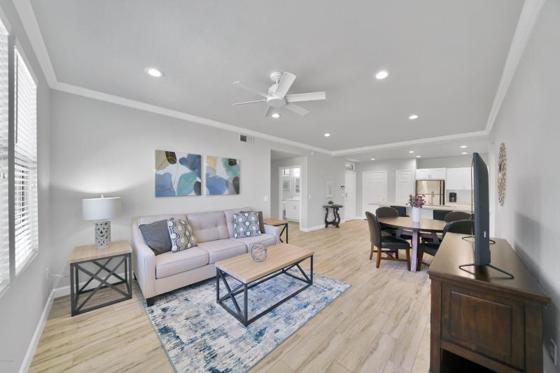 1022 Family Room 2