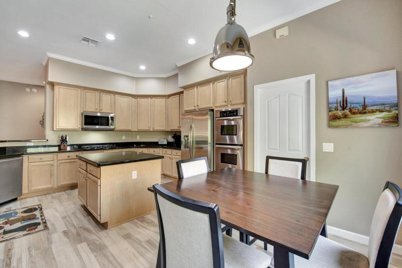 EAT-IN KITCHEN