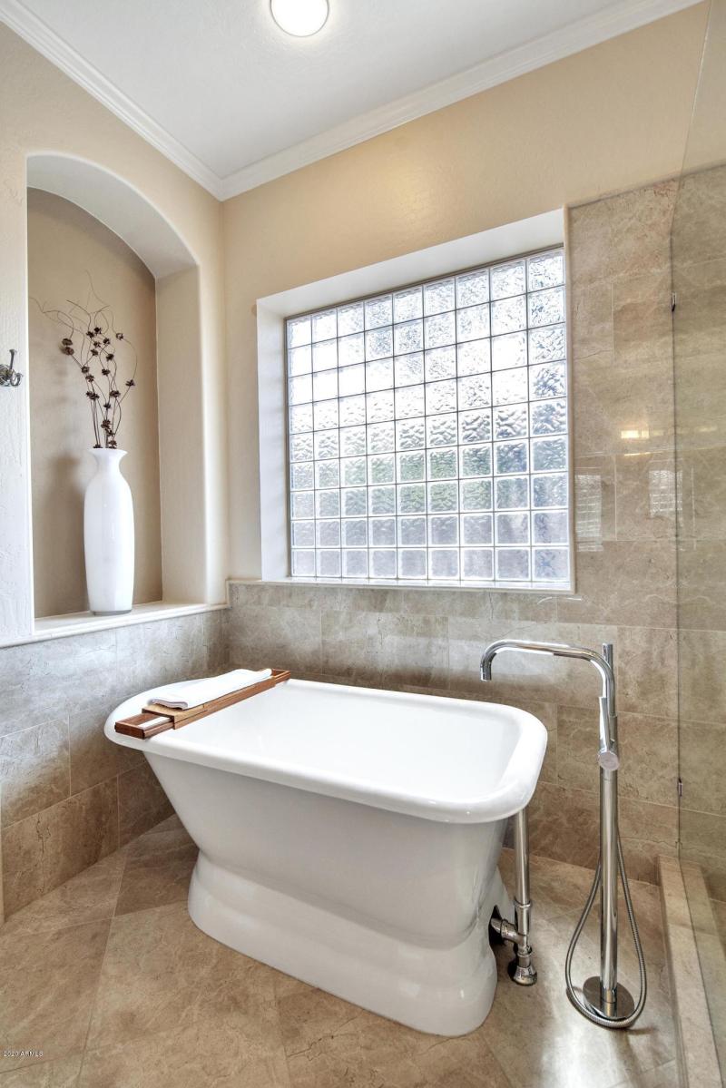 SOAKING TUB
