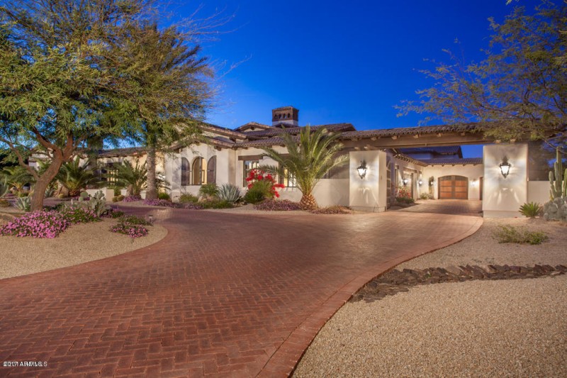 CASA BLANCA NIGHT DRIVEWAY