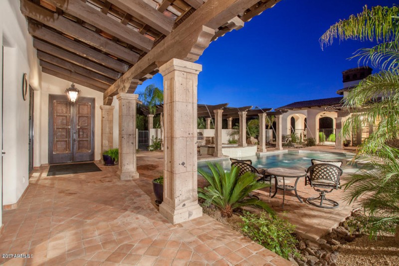 CASA BLANCA COURTYARD WALKWAY