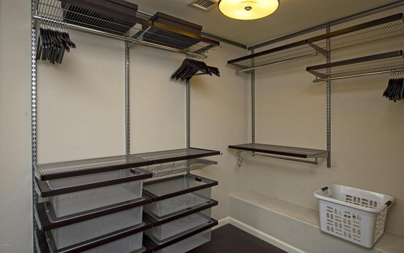 014_Walk-in Closet