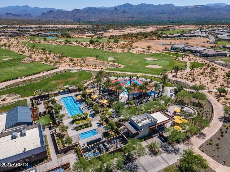 5 - Club House