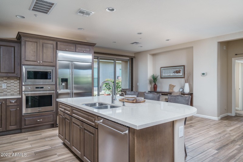 4) KITCHEN