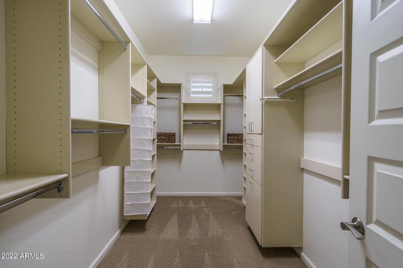 14) CLOSET