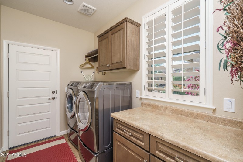 19) LAUNDRY