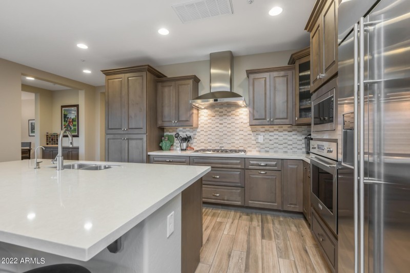 14) KITCHEN