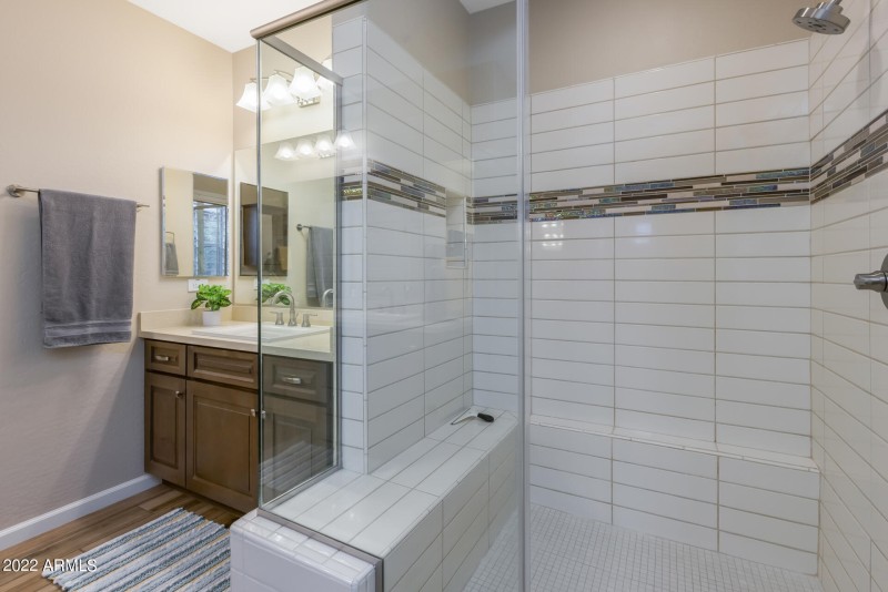 22) MASTER BATH