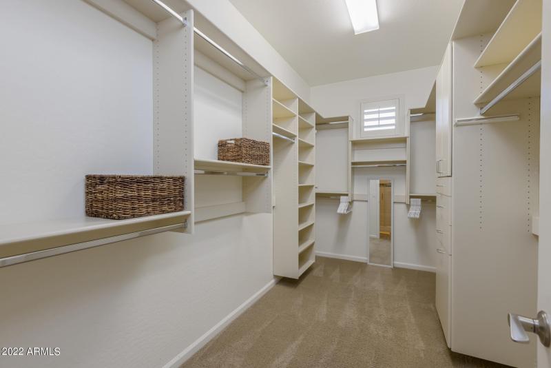 28) MASTER CLOSET
