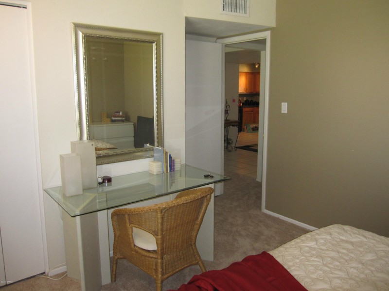 CDV Guest room desk