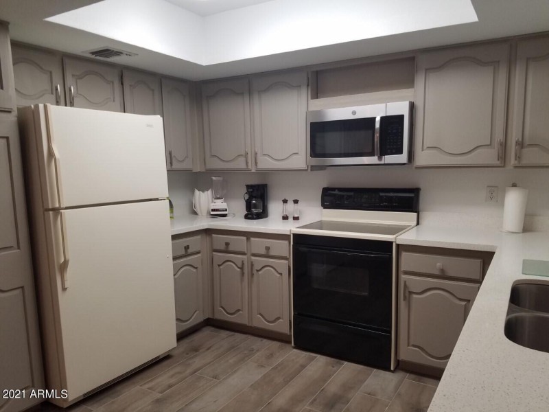 12 125 FULL KITCHEN