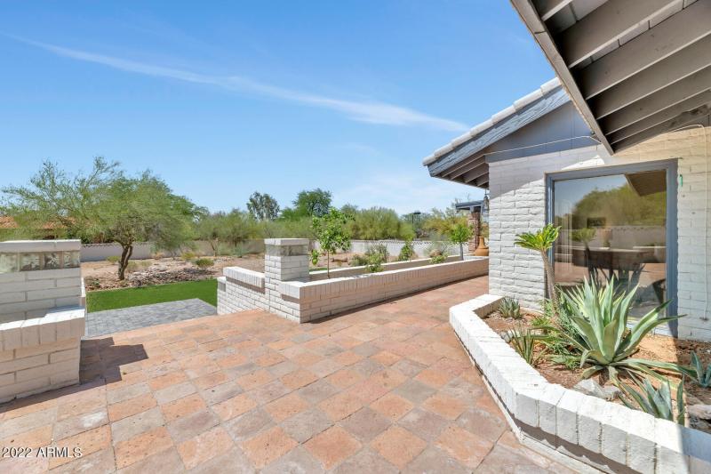 3411 E Valley Vista Ln-large-037-034-341