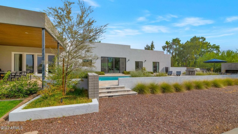 10195 E Cactus Rd-large-040-009-10195 E