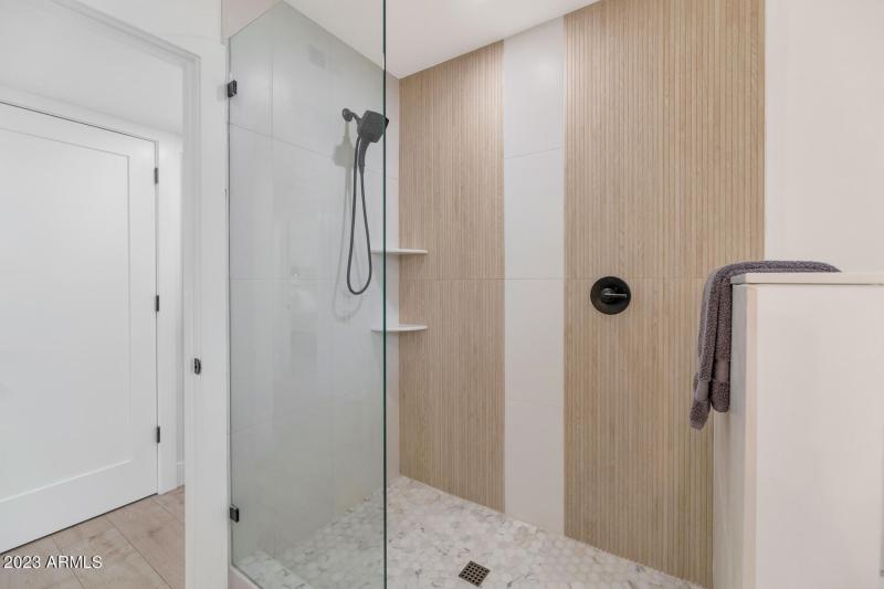 5311 N Woodmere Fairway-large-024-036-53