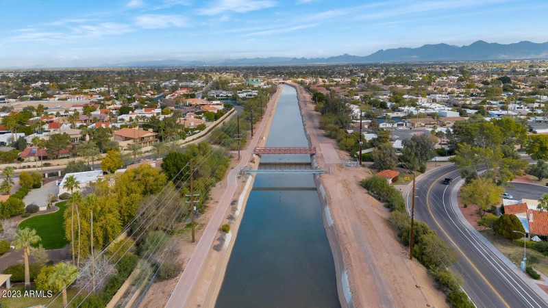 5311 N Woodmere Fairway-large-040-003-53