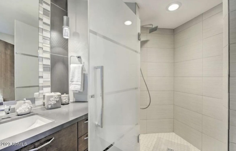 guest full bathroom