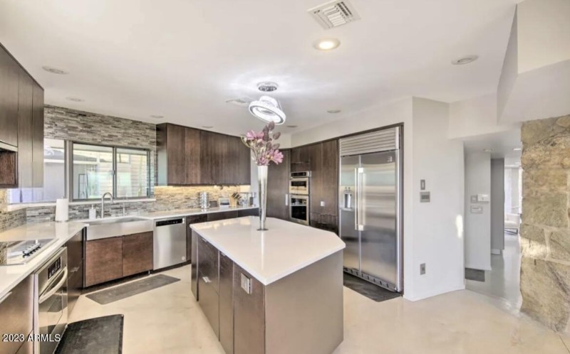 full kitchen