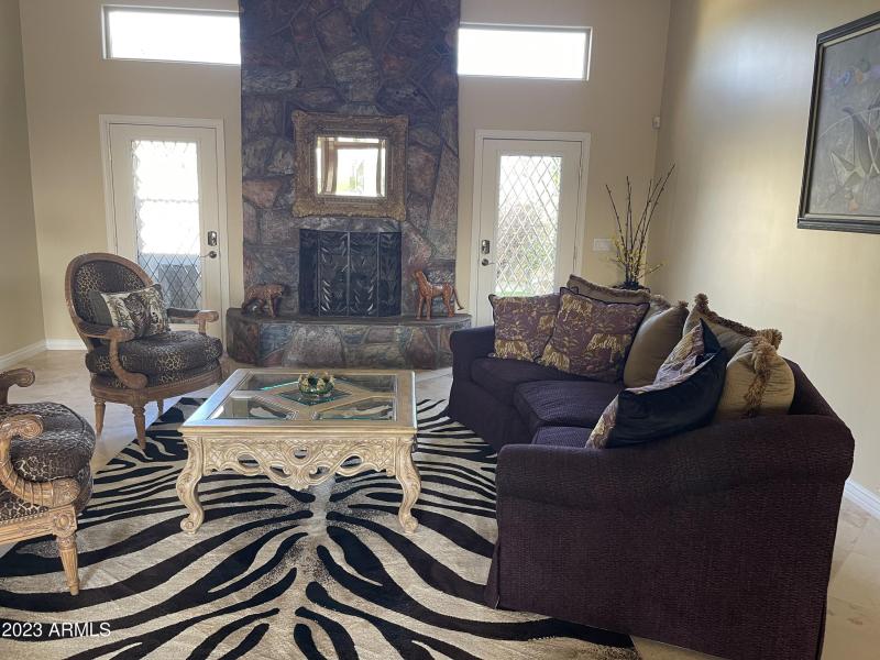 LIVING ROOM TO PUTTING GREEN