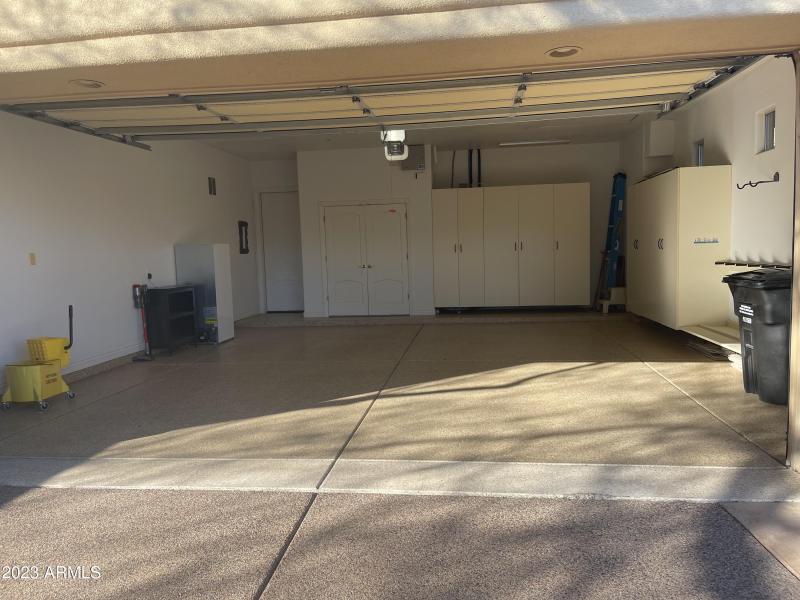 EPOXIED GARAGE FLOOR