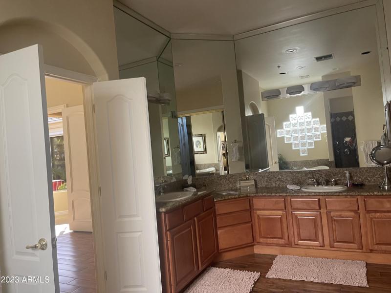 MASTER BATH W/ DOUBLE SINKS