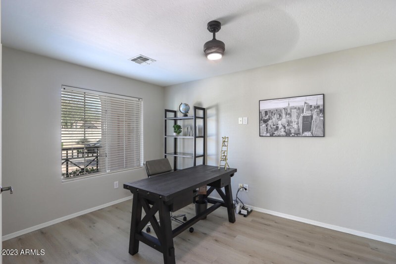 09 Office and table with high speed wifi