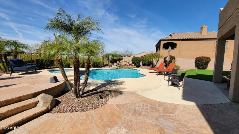 Entertain Away - 6 Seating Areas