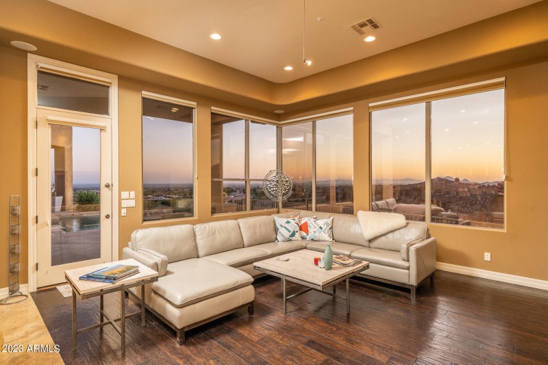 11) FAMILY ROOM