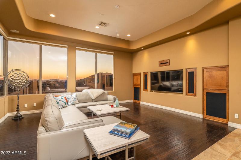 12) FAMILY ROOM