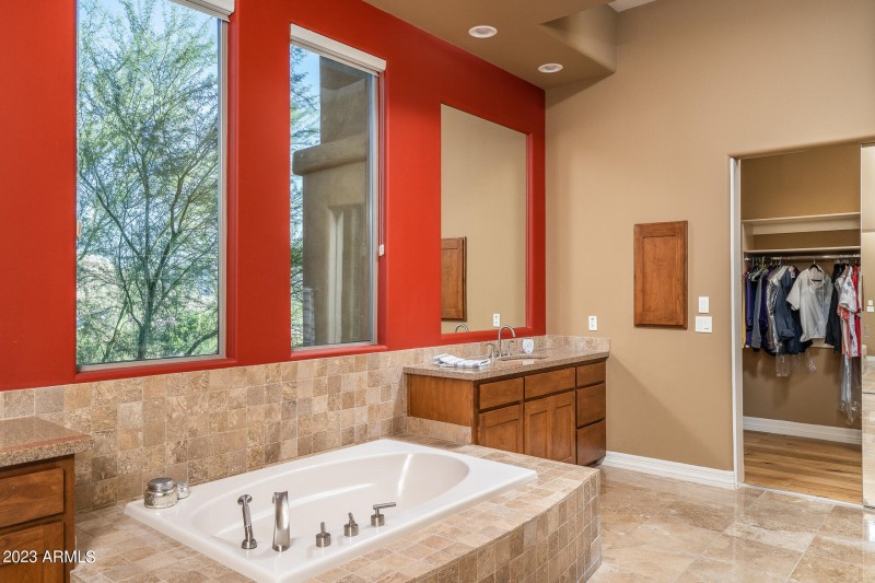 15) MASTER BATH