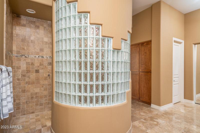 17) MASTER BATH