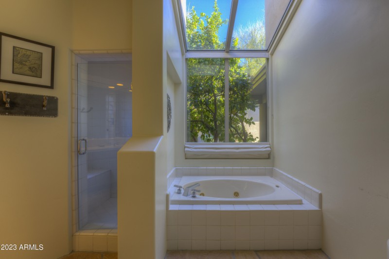 Guest bathtub