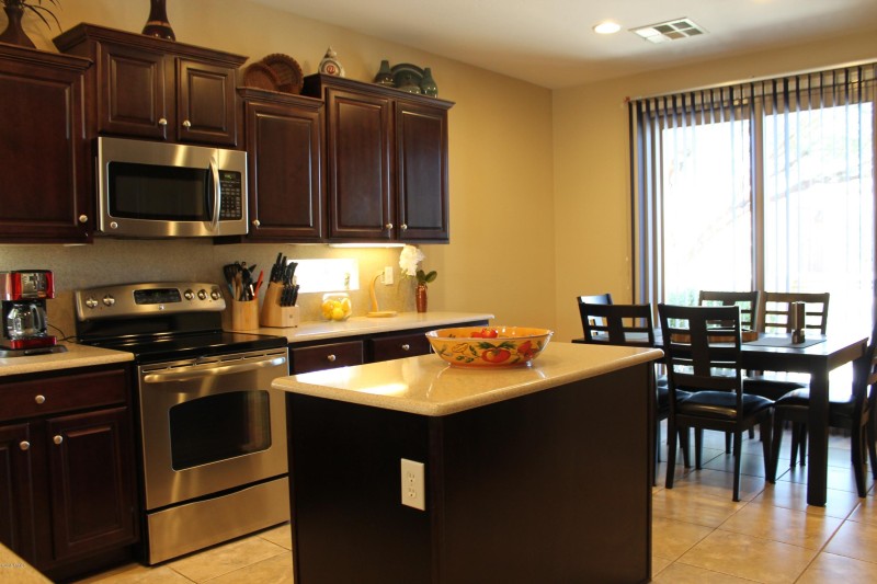 EAT-IN KITCHEN W/COURTYD ACCESS