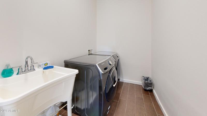 1202-E-Colter-St-Laundry