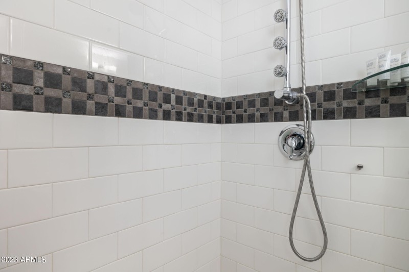 24-web-or-mls-6325-e-carolina-dr