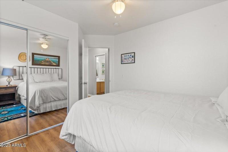 Bedroom with Queen Size Bed