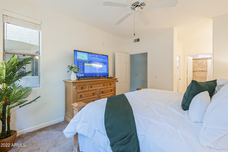 Master Bedroom w/En-Suite Bathroom
