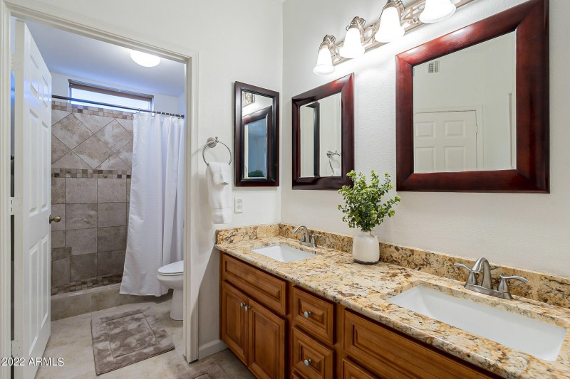 Upgraded En-Suite Master Bathroom