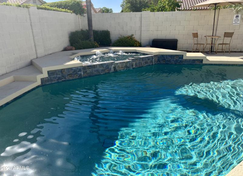 HEATED Pool +Jacuzzi