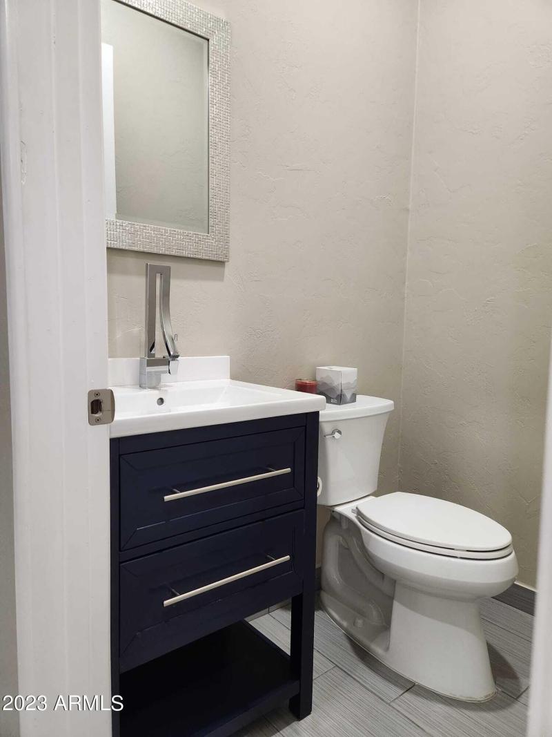 2906 Acacia guest bathroom 2