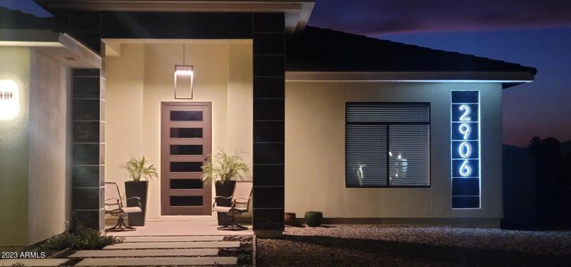 2906 Acacia front porch