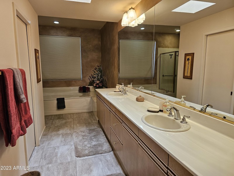 Upstairs Full Bathroom