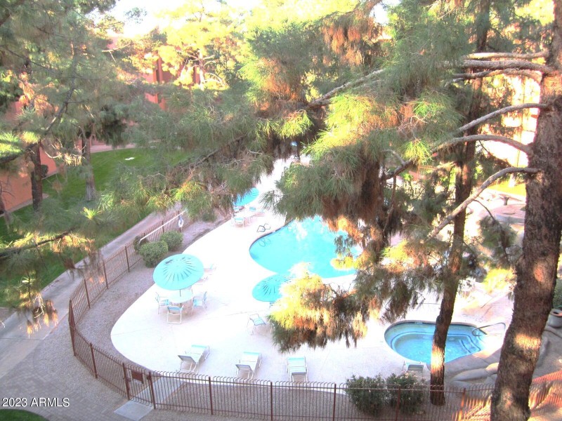 5 402 POOL & SPA BELOW