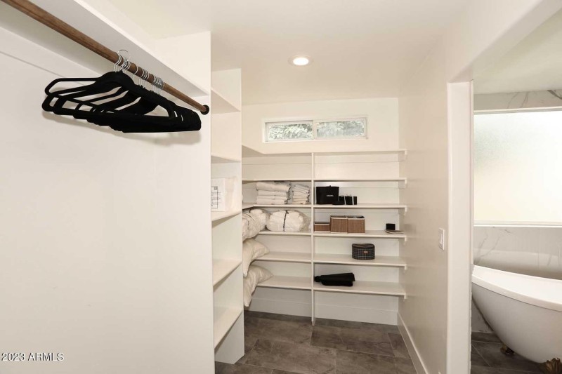 Master Bedroom-Closet2