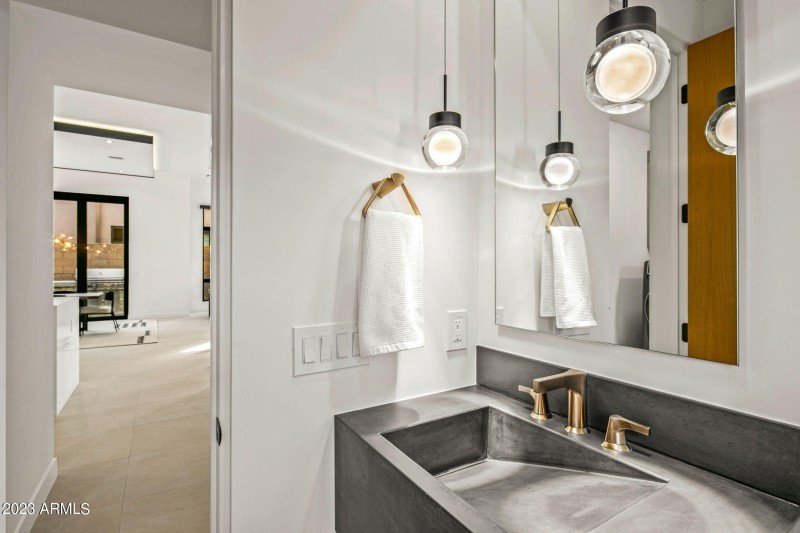 25-web-or-mls-Powder Room