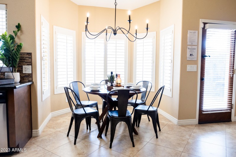 dining area with 6 seats
